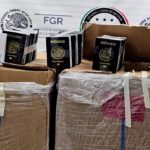 Detienen a dos hombres que transportaban más de seis mil pasaportes robados de la SRE.