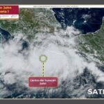 John se intensifica a huracán categoría 1, próximo a costas de Oaxaca y Guerrero.