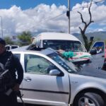 Brutal choque entre auto y transporte público deja estudiantes lesionados en Ajalpan.