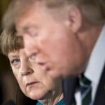 Angela Merkel dice que sintió tristeza por el regreso de Trump; exlíder alemana recuerda incómodo apretón de manos.