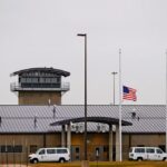 Trump evalúa usar la base de Guantánamo para detener a migrantes indocumentados; prevén usar todos los recursos para deportación.