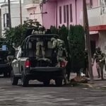 Ejecutan a presunto cobrador de piso y dejan mensaje amenazante en zona del Mercado Hidalgo.
