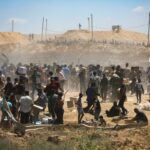 Hospital de campaña en Gaza, desbordado por víctimas de disparos cerca de puntos de ayuda.